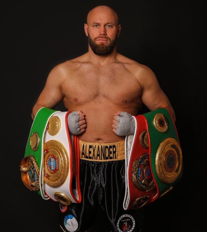 Profiboxer Alexander Frank mit seinen Meisterschaftsgürteln